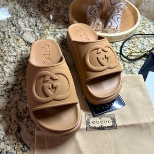 Meet your Posher, Rola